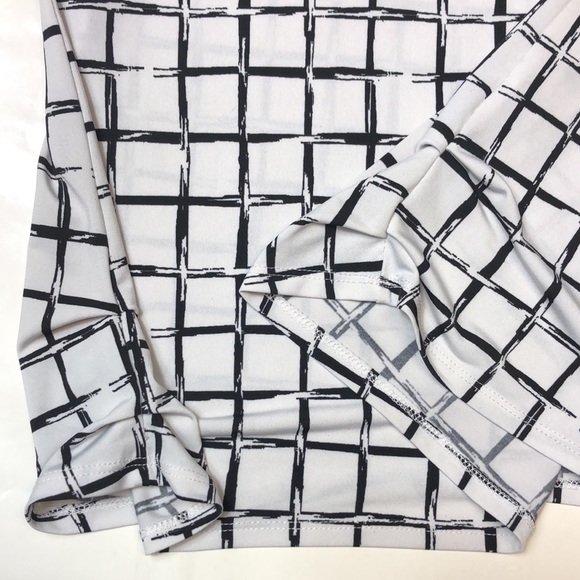 CURE White Black Box Print Open Shoulder Detail Cinch Bottom Hem Short Sleeve - Picture 2 of 9